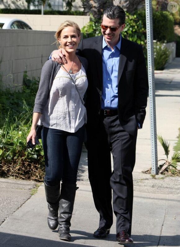 Julie Benz de Dexter et Desperate Housewives se promène avec son ami à Los Angeles le 20 mars 2010