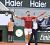 "Le verdict de son IRM est tombé ce mardi un peu avant 17 heures", nous informent nos confrères du Parisien. Verdict : lésion du ménisque médial du genou droit. 
Tennis : Roland Garros 2024 - France - Novak Djokovic - Serbie - Internationaux de France de tennis de Roland Garros 2024 à Paris le 3 juin 2024.