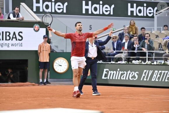 "Le verdict de son IRM est tombé ce mardi un peu avant 17 heures", nous informent nos confrères du Parisien. Verdict : lésion du ménisque médial du genou droit. 
Tennis : Roland Garros 2024 - France - Novak Djokovic - Serbie - Internationaux de France de tennis de Roland Garros 2024 à Paris le 3 juin 2024.