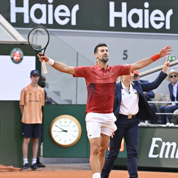 "Le verdict de son IRM est tombé ce mardi un peu avant 17 heures", nous informent nos confrères du Parisien. Verdict : lésion du ménisque médial du genou droit. 
Tennis : Roland Garros 2024 - France - Novak Djokovic - Serbie - Internationaux de France de tennis de Roland Garros 2024 à Paris le 3 juin 2024.