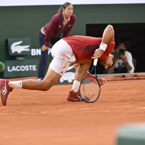 Après s'être blessé lors de son dernier match, le Serbe se retrouve dans l'incapacité de disputer le quart de finale du tournoi qui l'attendait demain face à Casper Ruud.
Tennis - Novak Djokovic forfait pour son quart de finale des Internationaux de France de tennis de Roland Garros 2024 à Paris - Tennis : Roland Garros 2024 - France - Novak Djokovic - Serbie - Internationaux de France de tennis de Roland Garros 2024 à Paris le 3 juin 2024.