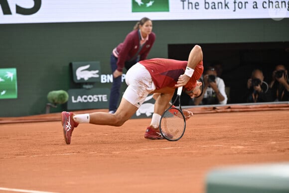 Après s'être blessé lors de son dernier match, le Serbe se retrouve dans l'incapacité de disputer le quart de finale du tournoi qui l'attendait demain face à Casper Ruud.
Tennis - Novak Djokovic forfait pour son quart de finale des Internationaux de France de tennis de Roland Garros 2024 à Paris - Tennis : Roland Garros 2024 - France - Novak Djokovic - Serbie - Internationaux de France de tennis de Roland Garros 2024 à Paris le 3 juin 2024.