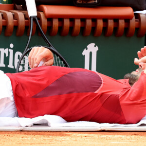 Novak Djokovic laisse ainsi sa place de numéro 1 mondial à l'Italien Jannik Sinner pour le prochain classement.
Tennis - Novak Djokovic forfait pour son quart de finale des Internationaux de France de tennis de Roland Garros 2024 à Paris - Novak Djokovic, touché au genou pendant son huitième de finale contre Francisco Cerundolo ce lundi à Roland-Garros, a hésité à abandonner, avant de finalement s'imposer en cinq sets. Mais le Serbe attend de voir comment son corps va réagir pour décider de la suite du tournoi le 3 juin 2024. © Jacovides-Moreau/Bestimage   Novak Djokovic, who injured his knee during his round of 16 match against Francisco Cerundolo on Monday at Roland Garros, hesitated to give up, before finally winning in five sets. But the Serb is waiting to see how his body will react to decide the rest of the tournament on June 3, 2024.