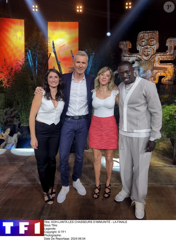 Denis Brogniart et les trois finalistes Léa, Meïssa et Julie lors de la finale de "Koh-Lanta, Les Chasseurs d'immunité" sur TF1.