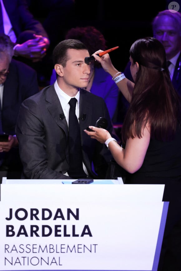 Jordan Bardella, Rassemblement Nationale - Les principales têtes de liste aux élections européennes débattent sur le plateau de télévision CNEWS, présentés par Laurence Ferarri et Pierre de Vilno, Paris, le 30 mai 2024. © Stéphane Lemouton / Bestimage 