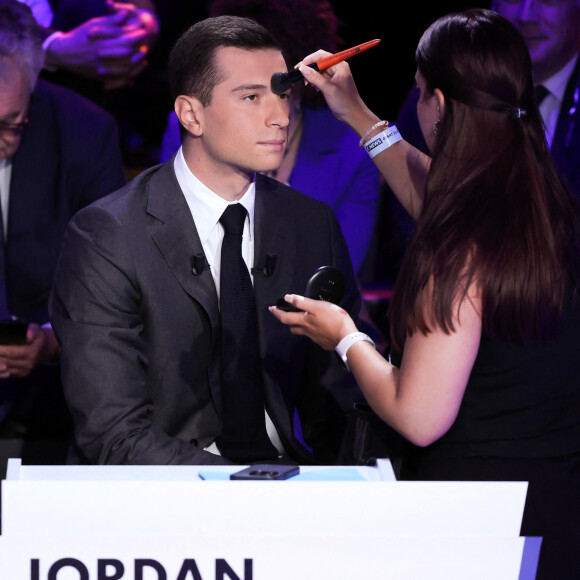 Jordan Bardella, Rassemblement Nationale - Les principales têtes de liste aux élections européennes débattent sur le plateau de télévision CNEWS, présentés par Laurence Ferarri et Pierre de Vilno, Paris, le 30 mai 2024. © Stéphane Lemouton / Bestimage 