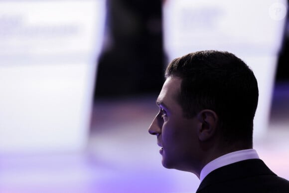 Jordan Bardella, Rassemblement National - Les principales têtes de liste aux élections européennes débattent sur le plateau de télévision CNEWS, présentés par Laurence Ferarri et Pierre de Vilno, Paris, le 30 mai 2024. © Stéphane Lemouton / Bestimage 