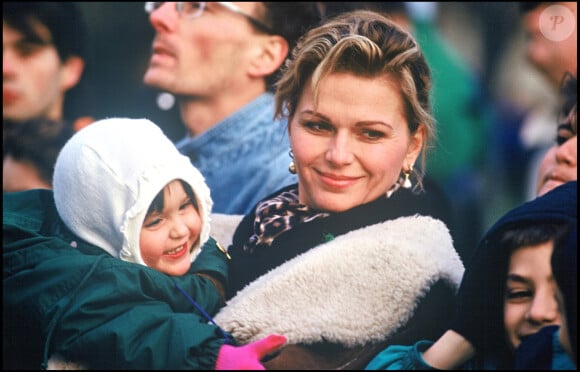 Jeane Manson avec sa fille Marianne dont le père est Allain Bougrain-Dubourg en 1990