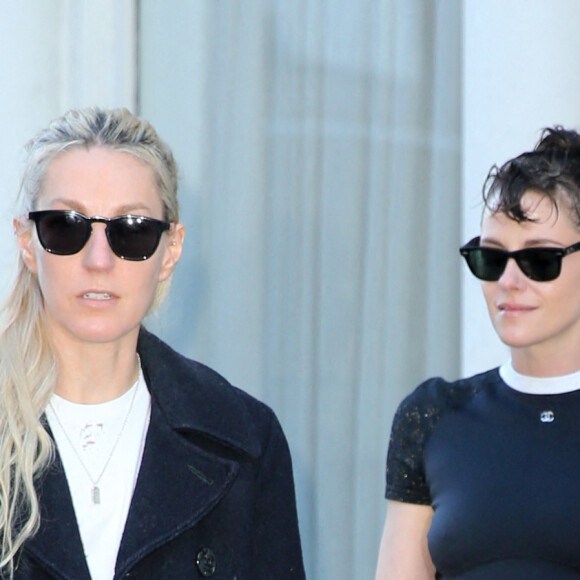 Kristen Stewart et son fiancé Dylan Meyer quittent leur appartement à New York City, NY, USA le 12 mars 2024. Kristen est vêtue d'un pantalon Chanel, d'un t-shirt, d'un legging et d'un sac vanity. Photo par Christopher Peterson/Splash News/ABACAPRESS.COM