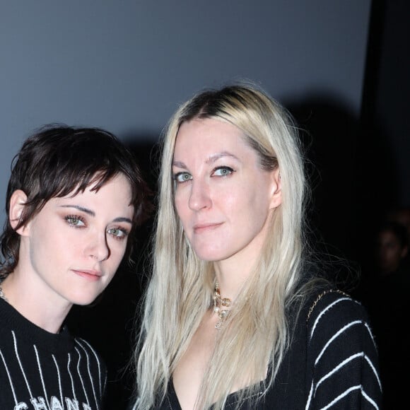 Mais elle sont désormais prêtes pour la maternité...Kristen Stewart et sa petite amie Dylan Meyer assistent au défilé Chanel Womenswear printemps/été 2023 dans le cadre de la semaine de la mode à Paris, France, le 04 octobre 2022. Photo par Jerome Domine/ABACAPRESS.COM