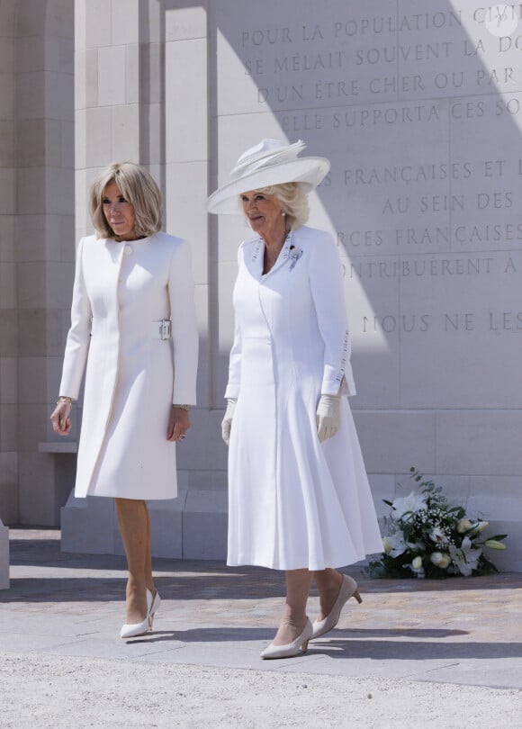 Camilla Parker Bowles, reine consort d'Angleterre et Brigitte Macron, Première Dame française lors de la cérémonie franco-britannique au mémorial britannique de Ver-sur-mer, France, le 6 juin 2024, lors du 80ème anniversaire du débarquement. © Ian Vogler/MirrorPix/Bestimage 