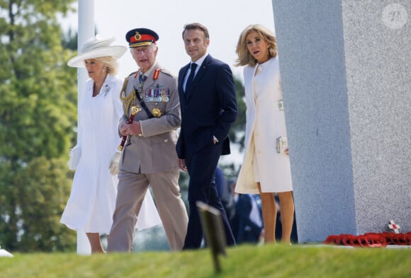 Avec leurs maris, elles ont participé à l'anniversaire du débarquement en Normandie. 
Le roi Charles III d'Angleterre, Emmanuel Macron, président de la République française, Camilla Parker Bowles, reine consort d'Angleterre et Brigitte Macron, Première Dame française lors de la cérémonie franco-britannique au mémorial britannique de Ver-sur-mer, France, le 6 juin 2024, lors du 80ème anniversaire du débarquement. © Ian Vogler/MirrorPix/Bestimage 