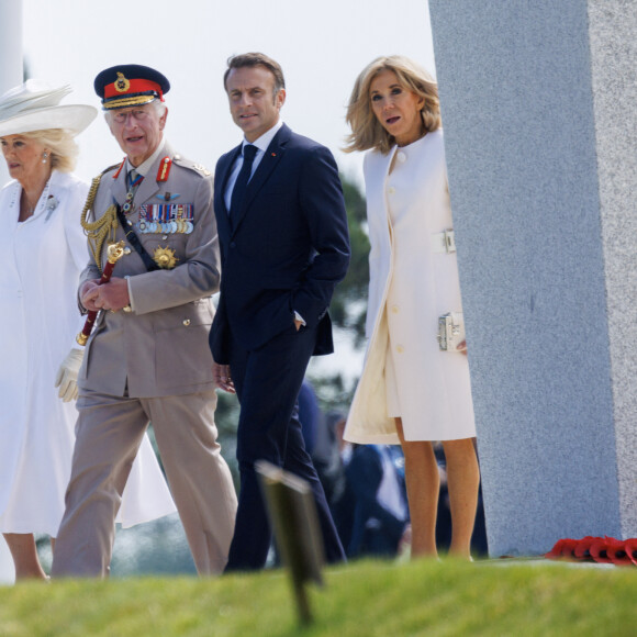 Avec leurs maris, elles ont participé à l'anniversaire du débarquement en Normandie. 
Le roi Charles III d'Angleterre, Emmanuel Macron, président de la République française, Camilla Parker Bowles, reine consort d'Angleterre et Brigitte Macron, Première Dame française lors de la cérémonie franco-britannique au mémorial britannique de Ver-sur-mer, France, le 6 juin 2024, lors du 80ème anniversaire du débarquement. © Ian Vogler/MirrorPix/Bestimage 