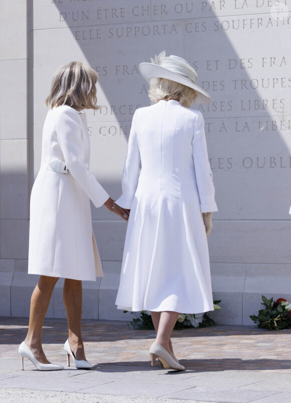 Car la première dame française avait oublié qu'elle ne doit pas toucher la reine ! 
Camilla Parker Bowles, reine consort d'Angleterre et Brigitte Macron, Première Dame française lors de la cérémonie franco-britannique au mémorial britannique de Ver-sur-mer, France, le 6 juin 2024, lors du 80ème anniversaire du débarquement. © Ian Vogler/MirrorPix/Bestimage 