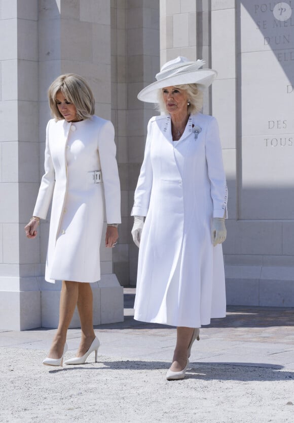 Camilla Parker Bowles, reine consort d'Angleterre et Brigitte Macron, Première Dame française lors de la cérémonie franco-britannique au mémorial britannique de Ver-sur-mer, France, le 6 juin 2024, lors du 80ème anniversaire du débarquement. © Ian Vogler/MirrorPix/Bestimage 