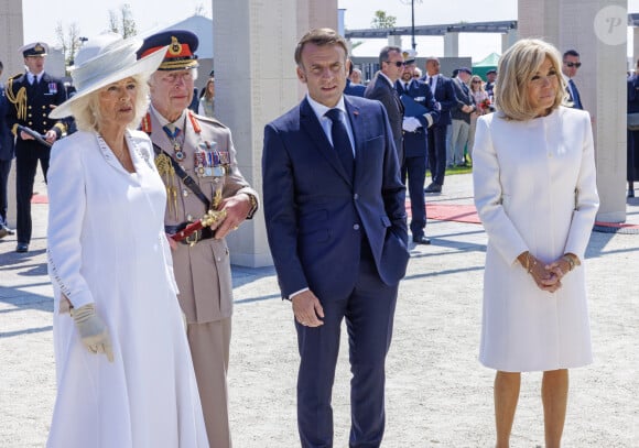 Le roi Charles III d'Angleterre, Emmanuel Macron, président de la République française, Camilla Parker Bowles, reine consort d'Angleterre et Brigitte Macron, Première Dame française lors de la cérémonie franco-britannique au mémorial britannique de Ver-sur-mer, France, le 6 juin 2024, lors du 80ème anniversaire du débarquement. © Ian Vogler/MirrorPix/Bestimage 