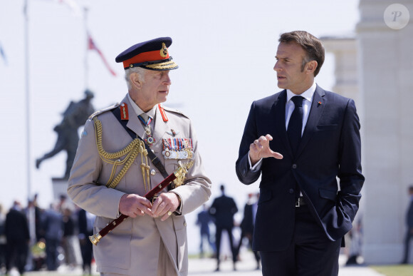 Le roi Charles III d'Angleterre, Emmanuel Macron, président de la République française lors de la cérémonie franco-britannique au mémorial britannique de Ver-sur-mer, France, le 6 juin 2024, lors du 80ème anniversaire du débarquement. © Ian Vogler/MirrorPix/Bestimage 