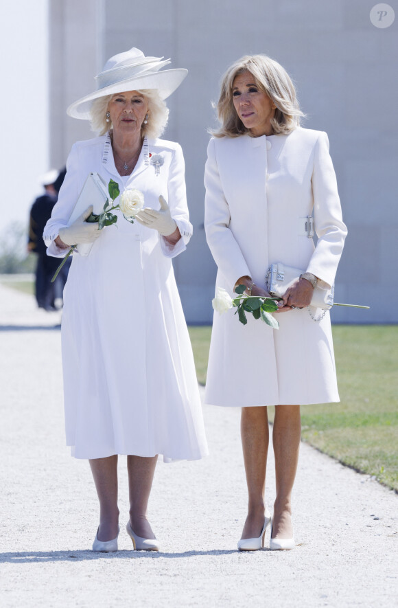 Et ont vécu un petit moment de malaise lors du recueillement. 
Camilla Parker Bowles, reine consort d'Angleterre et Brigitte Macron, Première Dame française lors de la cérémonie franco-britannique au mémorial britannique de Ver-sur-mer, France, le 6 juin 2024, lors du 80ème anniversaire du débarquement. © Ian Vogler/MirrorPix/Bestimage 