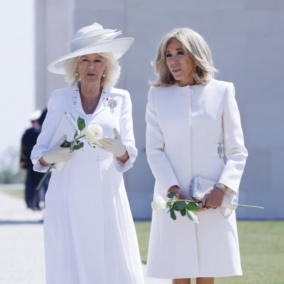 Et ont vécu un petit moment de malaise lors du recueillement. 
Camilla Parker Bowles, reine consort d'Angleterre et Brigitte Macron, Première Dame française lors de la cérémonie franco-britannique au mémorial britannique de Ver-sur-mer, France, le 6 juin 2024, lors du 80ème anniversaire du débarquement. © Ian Vogler/MirrorPix/Bestimage 