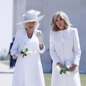 Camilla Parker Bowles, reine consort d'Angleterre et Brigitte Macron, Première Dame française lors de la cérémonie franco-britannique au mémorial britannique de Ver-sur-mer, France, le 6 juin 2024, lors du 80ème anniversaire du débarquement. © Ian Vogler/MirrorPix/Bestimage 