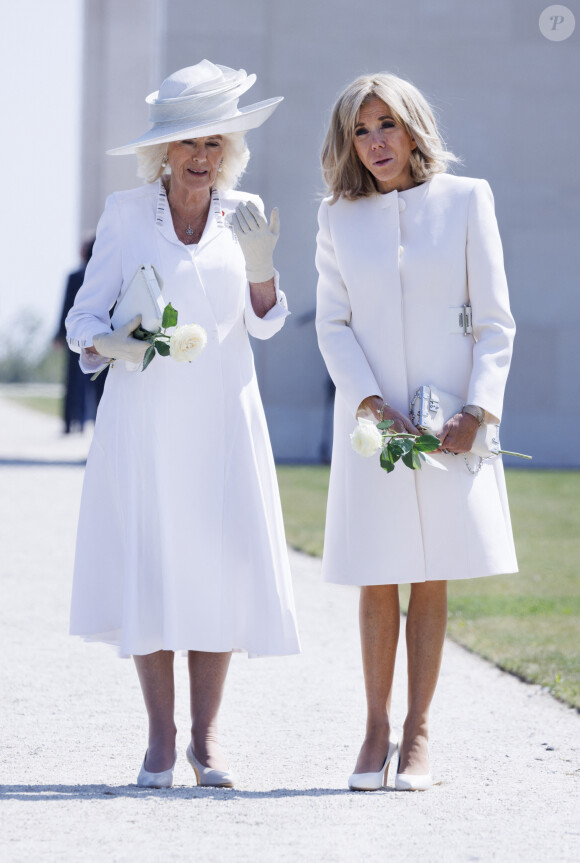 Camilla Parker Bowles, reine consort d'Angleterre et Brigitte Macron, Première Dame française lors de la cérémonie franco-britannique au mémorial britannique de Ver-sur-mer, France, le 6 juin 2024, lors du 80ème anniversaire du débarquement. © Ian Vogler/MirrorPix/Bestimage 