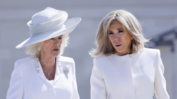 PHOTOS Brigitte Macron impeccable en blanc mais pas irréprochable : son geste envers Camilla fait tant parler...