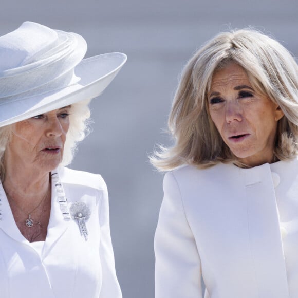 Brigitte Macron et Camilla Parker Bowles s'étaient accordées en blanc pour leurs retrouvailles. 
Camilla Parker Bowles, reine consort d'Angleterre et Brigitte Macron, Première Dame française lors de la cérémonie franco-britannique au mémorial britannique de Ver-sur-mer, France, lors du 80ème anniversaire du débarquement. © Ian Vogler/MirrorPix/Bestimage 