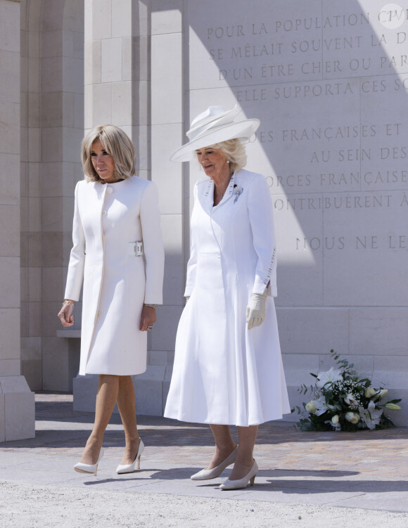 Camilla Parker Bowles, reine consort d'Angleterre et Brigitte Macron, Première Dame française lors de la cérémonie franco-britannique au mémorial britannique de Ver-sur-mer, France, le 6 juin 2024, lors du 80ème anniversaire du débarquement. © Ian Vogler/MirrorPix/Bestimage 