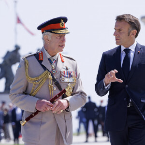 Le roi Charles III d'Angleterre, Emmanuel Macron, président de la République française lors de la cérémonie franco-britannique au mémorial britannique de Ver-sur-mer, France, le 6 juin 2024, lors du 80ème anniversaire du débarquement. © Ian Vogler/MirrorPix/Bestimage 