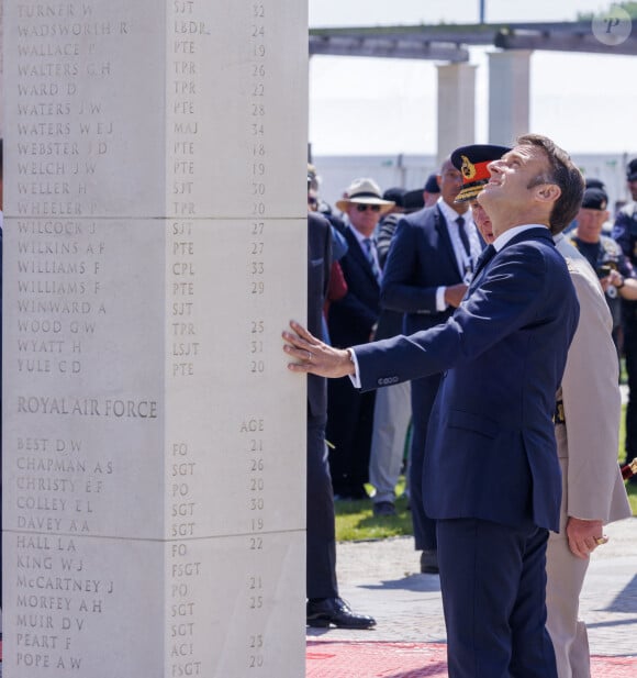 Le roi Charles III d'Angleterre, Emmanuel Macron, président de la République française lors de la cérémonie franco-britannique au mémorial britannique de Ver-sur-mer, France, le 6 juin 2024, lors du 80ème anniversaire du débarquement. © Ian Vogler/MirrorPix/Bestimage 