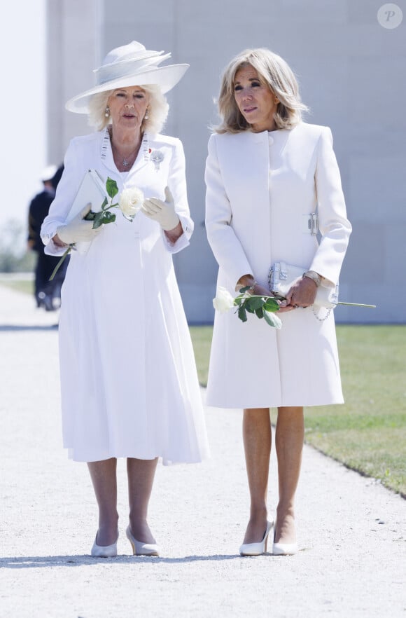 Un geste "déplacé" très vite oublié heureusement. 
Camilla Parker Bowles, reine consort d'Angleterre et Brigitte Macron, Première Dame française lors de la cérémonie franco-britannique au mémorial britannique de Ver-sur-mer, France, le 6 juin 2024, lors du 80ème anniversaire du débarquement. © Ian Vogler/MirrorPix/Bestimage 