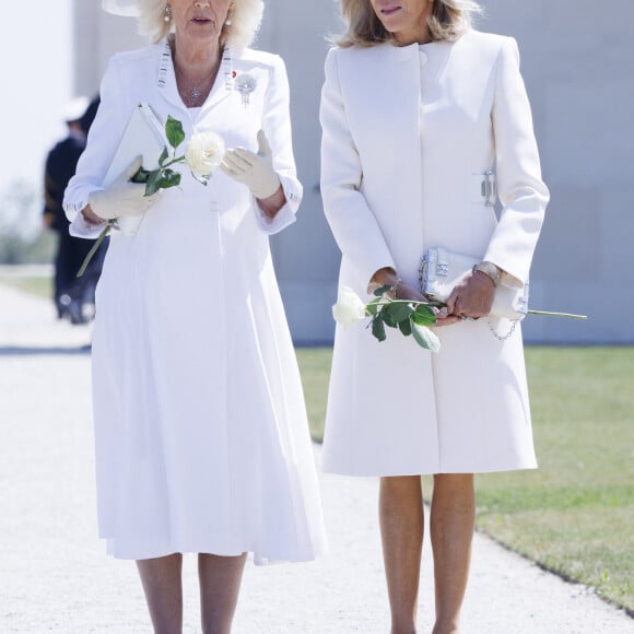 Un geste "déplacé" très vite oublié heureusement. 
Camilla Parker Bowles, reine consort d'Angleterre et Brigitte Macron, Première Dame française lors de la cérémonie franco-britannique au mémorial britannique de Ver-sur-mer, France, le 6 juin 2024, lors du 80ème anniversaire du débarquement. © Ian Vogler/MirrorPix/Bestimage 