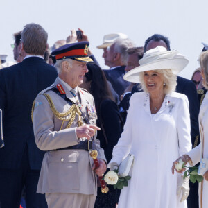 Le roi Charles III d'Angleterre, Camilla Parker Bowles, reine consort d'Angleterre et Brigitte Macron, Première Dame française lors de la cérémonie franco-britannique au mémorial britannique de Ver-sur-mer, France, le 6 juin 2024, lors du 80ème anniversaire du débarquement. © Ian Vogler/MirrorPix/Bestimage 