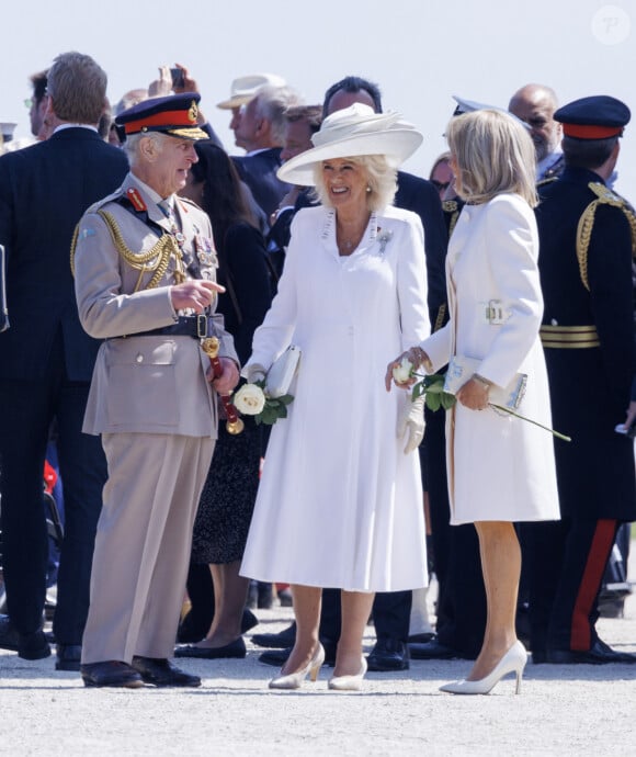 Le roi Charles III d'Angleterre, Camilla Parker Bowles, reine consort d'Angleterre et Brigitte Macron, Première Dame française lors de la cérémonie franco-britannique au mémorial britannique de Ver-sur-mer, France, le 6 juin 2024, lors du 80ème anniversaire du débarquement. © Ian Vogler/MirrorPix/Bestimage 