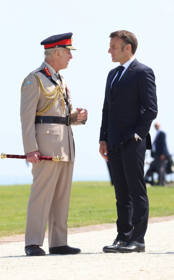 Le roi Charles III d'Angleterre, Emmanuel Macron, président de la République française lors de la cérémonie franco-britannique au mémorial britannique de Ver-sur-mer, France, le 6 juin 2024, lors du 80ème anniversaire du débarquement. © Ian Vogler/MirrorPix/Bestimage 