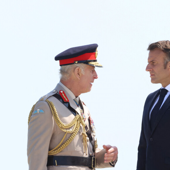 Le roi Charles III d'Angleterre, Emmanuel Macron, président de la République française lors de la cérémonie franco-britannique au mémorial britannique de Ver-sur-mer, France, le 6 juin 2024, lors du 80ème anniversaire du débarquement. © Ian Vogler/MirrorPix/Bestimage 