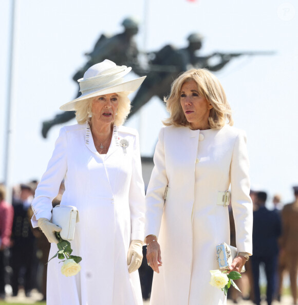 Camilla Parker Bowles, reine consort d'Angleterre et Brigitte Macron, Première Dame française lors de la cérémonie franco-britannique au mémorial britannique de Ver-sur-mer, France, le 6 juin 2024, lors du 80ème anniversaire du débarquement. © Ian Vogler/MirrorPix/Bestimage 