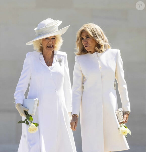 Camilla Parker Bowles, reine consort d'Angleterre et Brigitte Macron, Première Dame française lors de la cérémonie franco-britannique au mémorial britannique de Ver-sur-mer, France, le 6 juin 2024, lors du 80ème anniversaire du débarquement. © Ian Vogler/MirrorPix/Bestimage 