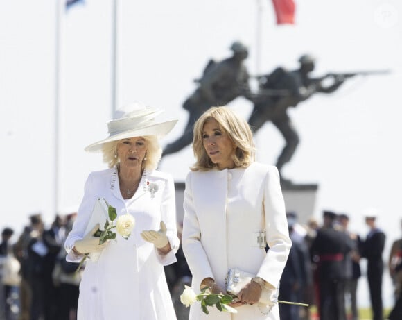 Camilla Parker Bowles, reine consort d'Angleterre et Brigitte Macron, Première Dame française lors de la cérémonie franco-britannique au mémorial britannique de Ver-sur-mer, France, le 6 juin 2024, lors du 80ème anniversaire du débarquement. © Ian Vogler/MirrorPix/Bestimage 