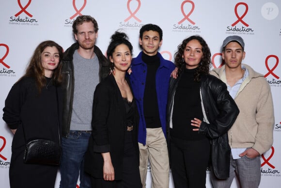 Tant de raisons qui poussent d'anciens comédiens de la série à refuser un retour dans "Ici tout commence".
Gaela le Devehat, Constantin Balsan, Randiane Naly, Lucas Ivoula, Marie Fevre et Mateo Paitel de la série 'Un si grand soleil' - Photocall de la soirée de lancement du "Sidaction" au théâtre Edouard VII à Paris le 4 mars 2024. © Denis Guignebourg/Bestimage