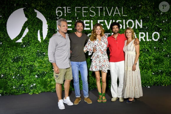 D'après les rumeurs, il y aurait une mauvaise ambiance en coulisses.
Fabrice Deville, Hubert Benhamdine, Marie-Gaëlle Cals, Folco Marchi et Nadia Fossier - Photocall de la série télé "Un si grand soleil" du 61ème Festival de Télévision de Monte Carlo au Grimaldi Forum, le 19 juin 2022. © Bruno Bebert/Bestimage