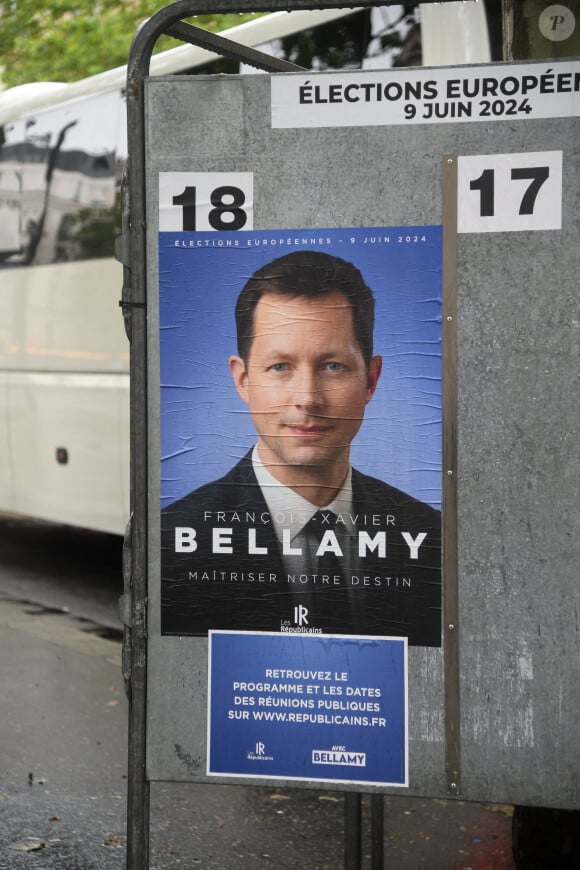 Ce dimanche, François-Xavier Bellamy, qui n'a pas d'enfant, devra obtenir 5% pour être réélu député européen.
Le candidat de la liste électorale de droite Les Républicains (LR) pour les prochaines élections européennes, François-Xavier Bellamy, figure sur une affiche apposée sur un panneau d'affichage le 29 mai 2024 à Paris. Lionel Urman/ABACAPRESS.COM