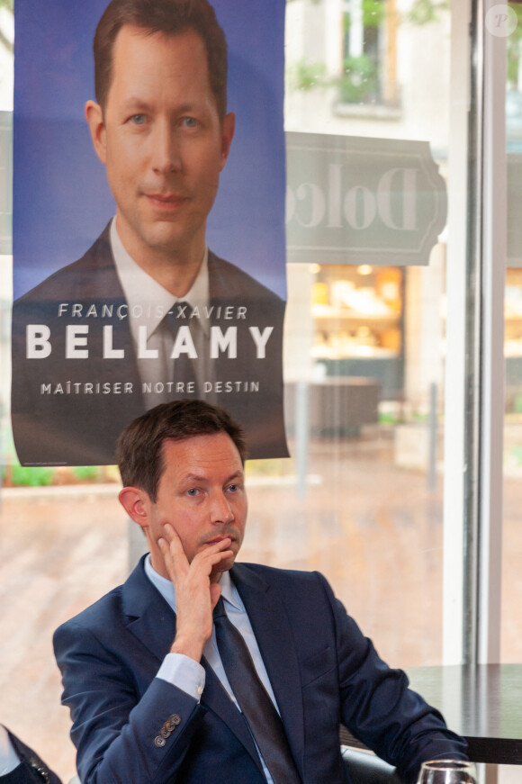 Le candidat principal de la liste électorale de droite française Les Républicains (LR) pour les prochaines élections européennes, François-Xavier Bellamy photographié lors d'un café avec des militants politiques au café Dolce Italia à Troyes, le 29 mai 2024. Helder Januario/ABACAPRESS.COM