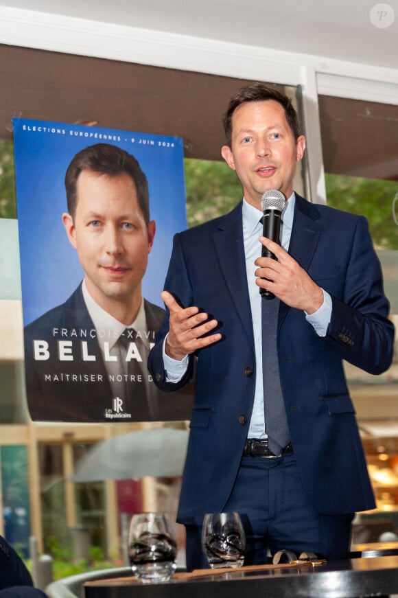 François-Xavier Bellamy, tête de liste de la droite française Les Républicains (LR) pour les prochaines élections européennes, lors d'un café avec des militants politiques au café Dolce Italia à Troyes, le 29 mai 2024. Helder Januario/ABACAPRESS.COM