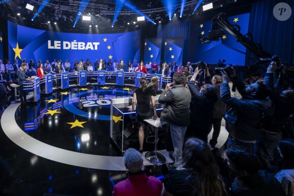 Candidats aux prochaines élections européennes (de gauche à droite) : Léon Deffontaines (PCF), Manon Aubry (LFI), François-Xavier Bellamy (LR), Marion Marechal (R!), Raphaël Glucksmann (PS), Jordan Bardella (RN), Valérie Hayer (REN/MODEM/H) et Marie Toussaint (EELV), posent avant de participer à un débat organisé par BFMTV, à Paris, le 27 mai 2024. Eliot Blondet/ABACAPRESS.COM