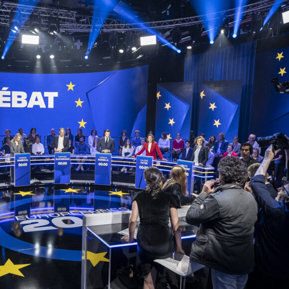 Candidats aux prochaines élections européennes (de gauche à droite) : Léon Deffontaines (PCF), Manon Aubry (LFI), François-Xavier Bellamy (LR), Marion Marechal (R!), Raphaël Glucksmann (PS), Jordan Bardella (RN), Valérie Hayer (REN/MODEM/H) et Marie Toussaint (EELV), posent avant de participer à un débat organisé par BFMTV, à Paris, le 27 mai 2024. Eliot Blondet/ABACAPRESS.COM