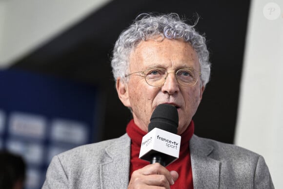 Le journaliste français Nelson Monfort en interview pour France Télévision lors d'une nouvelle compétition de natation, le Giant Open, le 19 mars 2023, au Dôme de Saint-Germain-en-Laye. Victor Joly/ABACAPRESS.COM