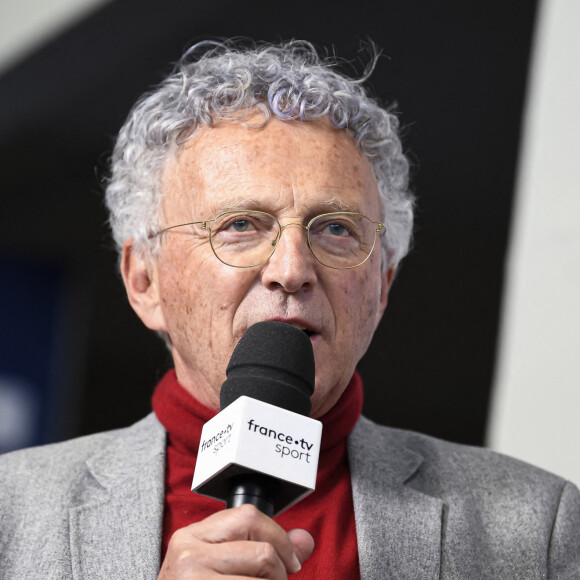 Le journaliste français Nelson Monfort en interview pour France Télévision lors d'une nouvelle compétition de natation, le Giant Open, le 19 mars 2023, au Dôme de Saint-Germain-en-Laye. Victor Joly/ABACAPRESS.COM