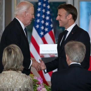 Le dîner était en l'honneur de Joe et Jill Biden.
Le président Emmanuel Macron et sa femme Brigitte avec le président des Etats-Unis Joe Biden et sa femme Jill lors du dîner d'Etat au Palais de l'Elysée à Paris le 8 juin 2024. © Eric Tschaen/Pool/Bestimage 