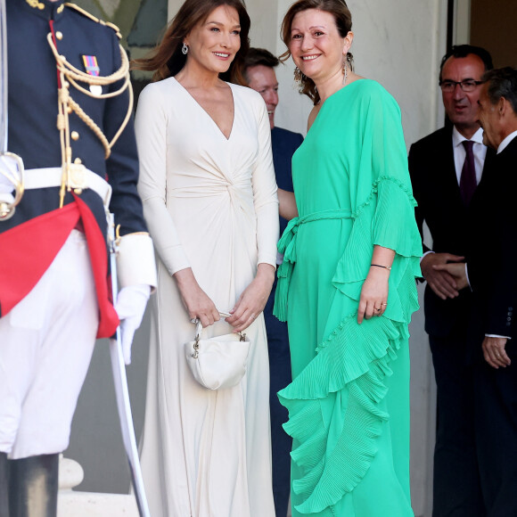 Carla Bruni-Sarkozy et Yael Braun-Pivet - Dîner d'état en l'honneur du président des Etats-Unis et sa femme au palais de l'Elysée à Paris, à l'occasion de leur visite officielle en France. Le 8 juin 2024 © Jacovides-Moreau / Bestimage 